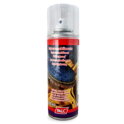 PALC Impregnat w sprayu 200 ml zabezpiecza buty, skóry i tekstylia przed deszczem, wilgocią oraz zabrudzeniami. Tworzy ochronną warstwę hydrofobową, która pomaga dłużej utrzymać obuwie i odzież w dobrym stanie.